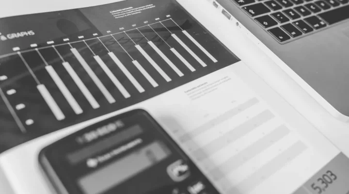 Bağımsız denetime tabi olma şartları için aktif toplamı, net satış hasılatı ve çalışan sayısı eşiklerini karşılaştıran finans yöneticisi