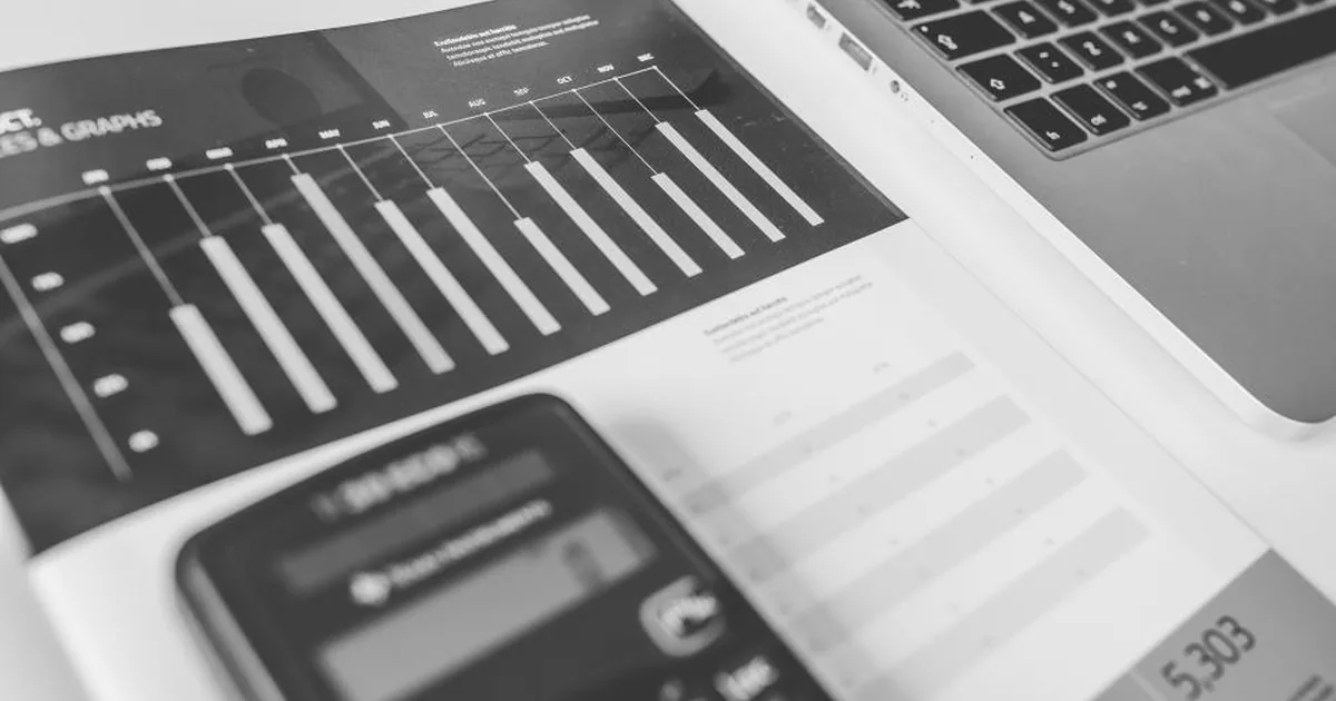Director financiero comparando los umbrales de total del activo, ingresos netos por ventas y número de empleados para los requisitos de auditoría independiente