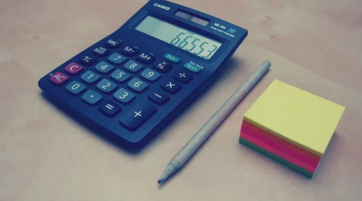 Finansal raporlama nedir sorusunu finansal durum tablosu ve aylık yönetim raporu üzerinden karşılaştıran yatırımcı ve mali danışman