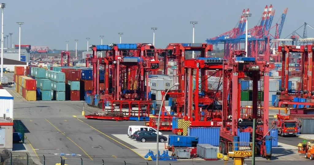 Exporteur prüft Zollanmeldung, Verkaufsrechnungen und Erstattungslisten für die KDV-Erstattungsakte bei der Ausfuhr