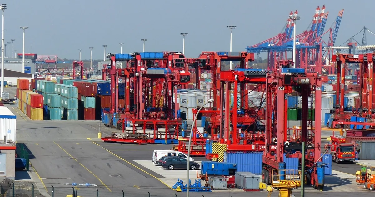 Exporteur prüft Zollanmeldung, Verkaufsrechnungen und Erstattungslisten für die KDV-Erstattungsakte bei der Ausfuhr