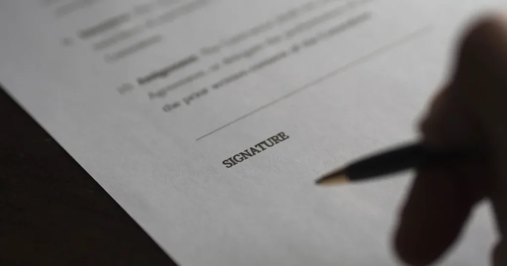 Limited şirket hisse devri için noterde hisse devir sözleşmesini imzalayan devreden ve devralan ortaklar