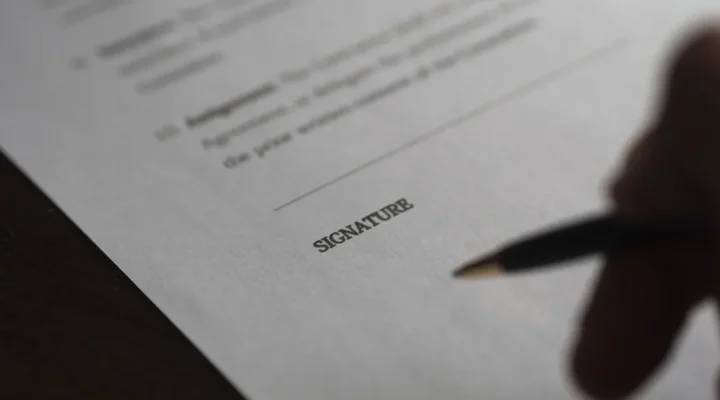 Limited şirket hisse devri için noterde hisse devir sözleşmesini imzalayan devreden ve devralan ortaklar