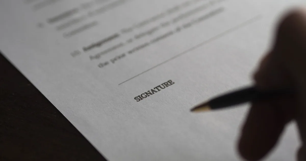 Limited şirket hisse devri için noterde hisse devir sözleşmesini imzalayan devreden ve devralan ortaklar