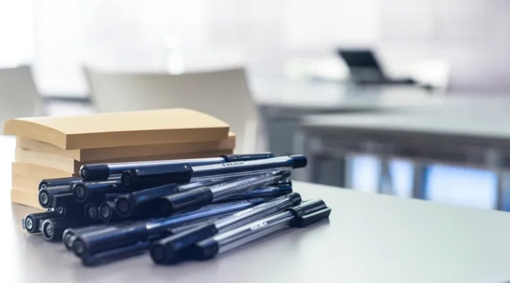 Associés fondateurs signant le contrat de société à la direction du registre du commerce, pour illustrer comment créer une société à responsabilité limitée