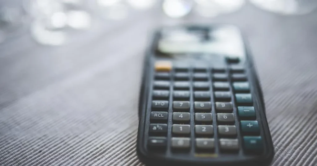 Schaubild zur Frage „Was ist ein verdeckter Gewinn?“ anhand eines Verkaufs an einen Gesellschafter unter dem Marktpreis und der Steuerkorrektur