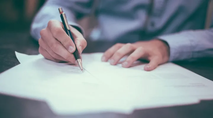 Şirket açmak için gerekli evraklar listesini ticaret sicili başvurusu öncesinde klasörde kontrol eden yatırımcı