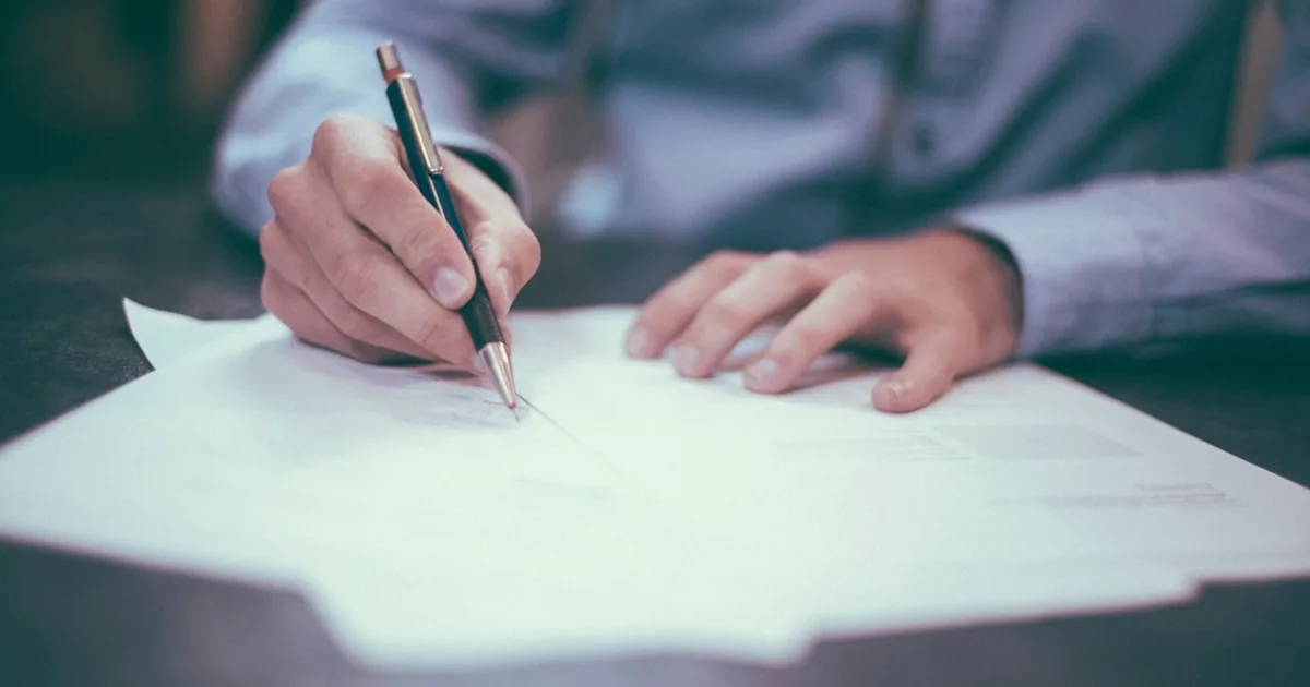 Şirket açmak için gerekli evraklar listesini ticaret sicili başvurusu öncesinde klasörde kontrol eden yatırımcı