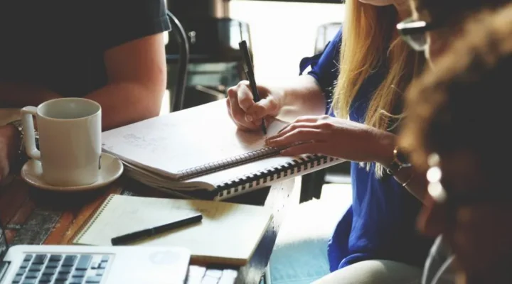 Investisseur examinant les documents de demande MERSİS et les statuts pour savoir comment créer une société