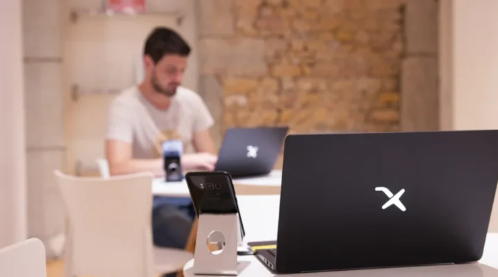 Un employeur vérifiant le passeport, la traduction du diplôme et le contrat de travail parmi les documents nécessaires au permis de travail d’un étranger