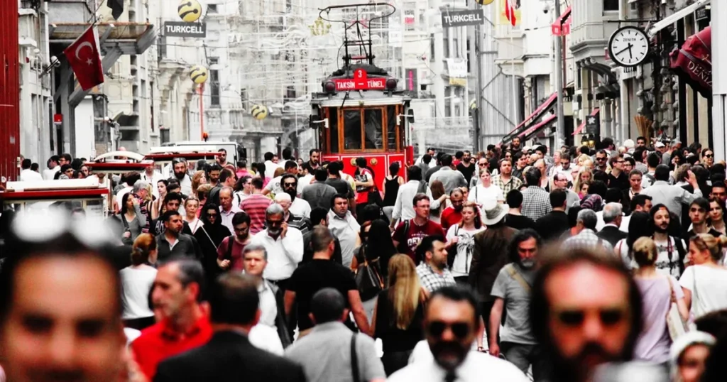 Inversor examinando sobre la mesa el poder apostillado y la traducción del pasaporte para constituir una empresa en Türkiye como extranjero